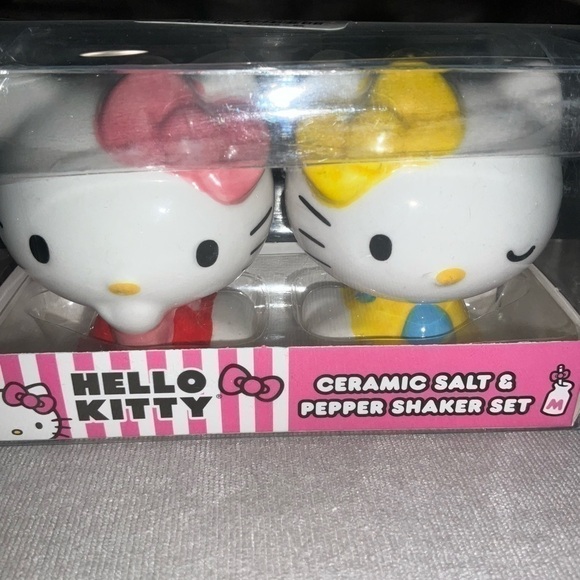 Hello Kitty salt and pepper shakers - Picture 10 of 13
